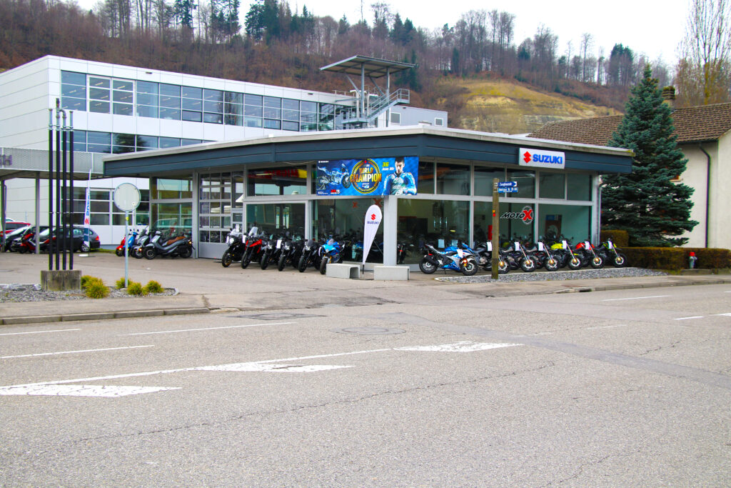 Moto X GmbH - Flamatt - Bern, Freiburg, Motorradhändler - Neuheiten, Umbauten, Reparaturen, Testfahrzeuge, Events, Suzuki, SYM, Zontes, SWM, Moto Guzzi, Peugeot, Veloservice, Abholservice - Werkstatt