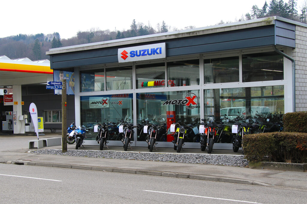 Moto X GmbH - Flamatt - Bern, Freiburg, Motorradhändler - Neuheiten, Umbauten, Reparaturen, Testfahrzeuge, Events, Suzuki, SYM, Zontes, SWM, Moto Guzzi, Peugeot, Veloservice, Abholservice - Werkstatt