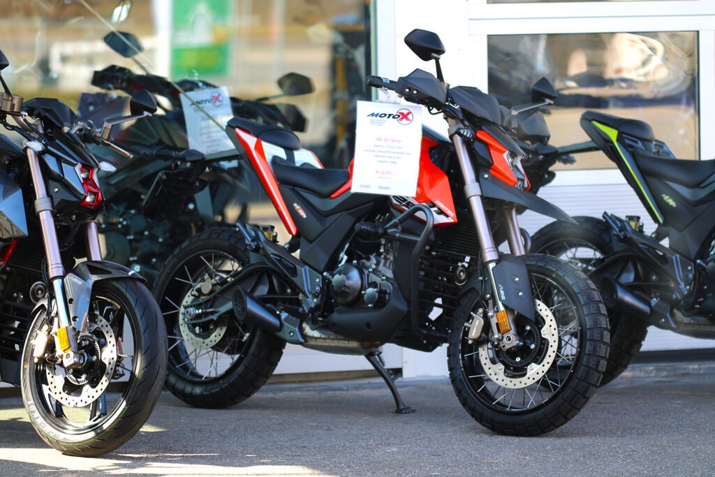 Moto X GmbH - Flamatt - Bern, Freiburg, Motorradhändler - Neuheiten, Umbauten, Reparaturen, Testfahrzeuge, Events, Suzuki, SYM, Zontes, SWM, Moto Guzzi, Peugeot, Veloservice, Abholservice - Werkstatt