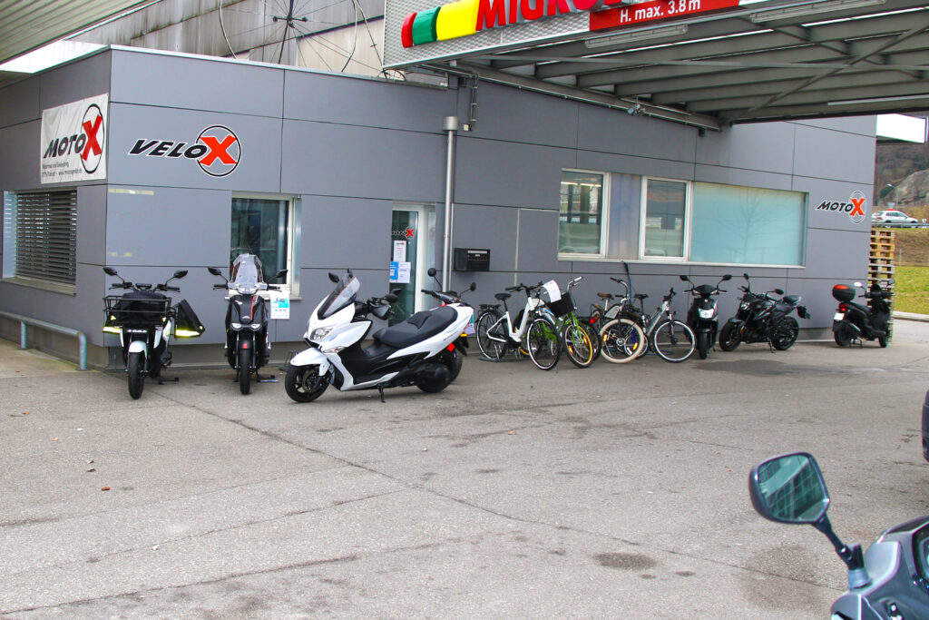 Moto X GmbH - Flamatt - Bern, Freiburg, Motorradhändler - Neuheiten, Umbauten, Reparaturen, Testfahrzeuge, Events, Suzuki, SYM, Zontes, SWM, Moto Guzzi, Peugeot, Veloservice, Abholservice - Werkstatt