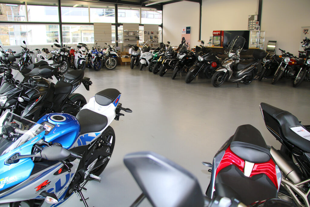 Moto X GmbH - Flamatt - Bern, Freiburg, Motorradhändler - Neuheiten, Umbauten, Reparaturen, Testfahrzeuge, Events, Suzuki, SYM, Zontes, SWM, Moto Guzzi, Peugeot, Veloservice, Abholservice - Werkstatt