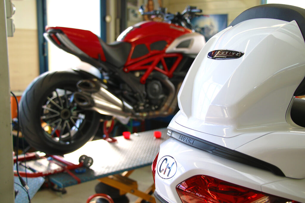 Moto X GmbH - Flamatt - Bern, Freiburg, Motorradhändler - Neuheiten, Umbauten, Reparaturen, Testfahrzeuge, Events, Suzuki, SYM, Zontes, SWM, Moto Guzzi, Peugeot, Veloservice, Abholservice - Werkstatt