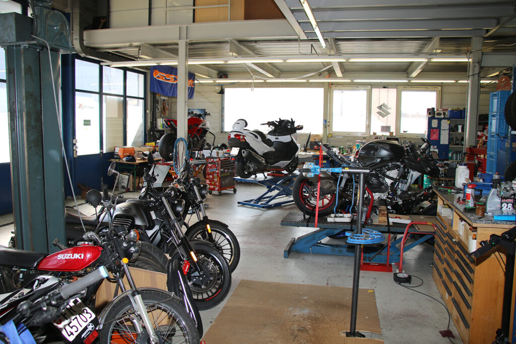 Moto X GmbH - Flamatt - Bern, Freiburg, Motorradhändler - Neuheiten, Umbauten, Reparaturen, Testfahrzeuge, Events, Suzuki, SYM, Zontes, SWM, Moto Guzzi, Peugeot, Veloservice, Abholservice - Werkstatt