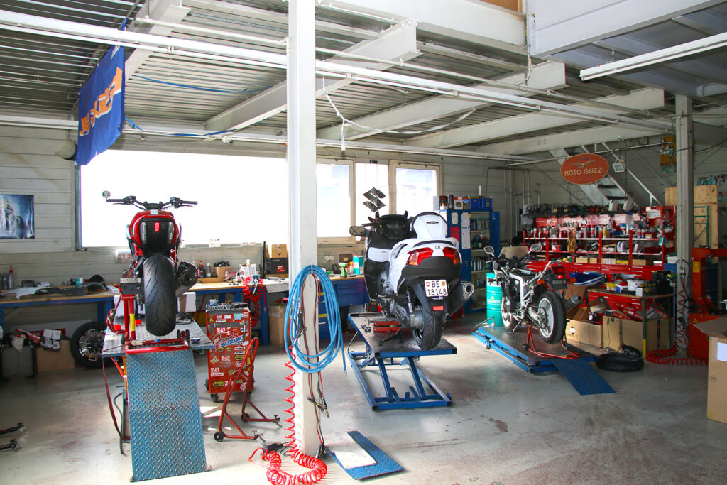 Moto X GmbH - Flamatt - Bern, Freiburg, Motorradhändler - Neuheiten, Umbauten, Reparaturen, Testfahrzeuge, Events, Suzuki, SYM, Zontes, SWM, Moto Guzzi, Peugeot, Veloservice, Abholservice - Werkstatt