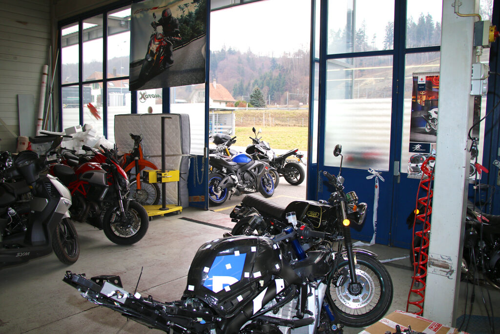 Moto X GmbH - Flamatt - Bern, Freiburg, Motorradhändler - Neuheiten, Umbauten, Reparaturen, Testfahrzeuge, Events, Suzuki, SYM, Zontes, SWM, Moto Guzzi, Peugeot, Veloservice, Abholservice - Werkstatt