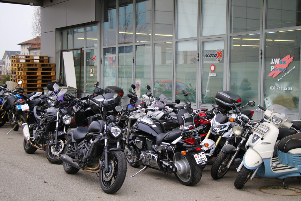 Moto X GmbH - Flamatt - Bern, Freiburg, Motorradhändler - Neuheiten, Umbauten, Reparaturen, Testfahrzeuge, Events, Suzuki, SYM, Zontes, SWM, Moto Guzzi, Peugeot, Veloservice, Abholservice - Werkstatt