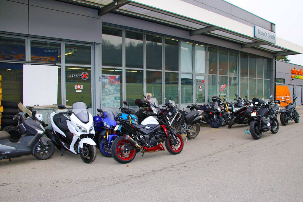 Moto X GmbH - Flamatt - Bern, Freiburg, Motorradhändler - Neuheiten, Umbauten, Reparaturen, Testfahrzeuge, Events, Suzuki, SYM, Zontes, SWM, Moto Guzzi, Peugeot, Veloservice, Abholservice - Werkstatt