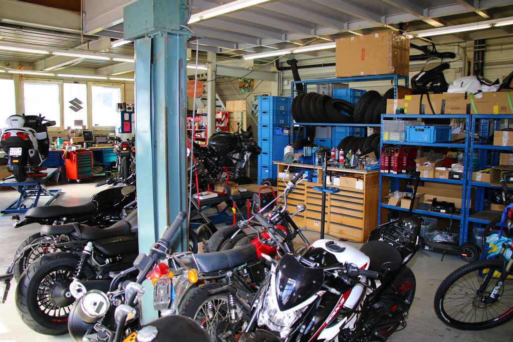 Moto X GmbH - Flamatt - Bern, Freiburg, Motorradhändler - Neuheiten, Umbauten, Reparaturen, Testfahrzeuge, Events, Suzuki, SYM, Zontes, SWM, Moto Guzzi, Peugeot, Veloservice, Abholservice - Werkstatt